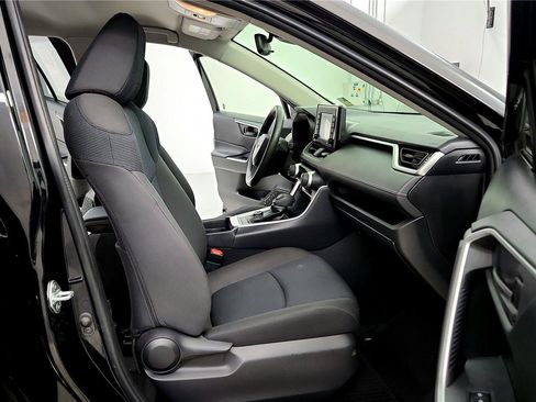 Used 2021 Toyota RAV4 LE image 17