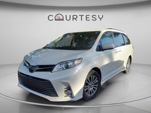 Used 2020 Toyota Sienna XLE FWD image 5