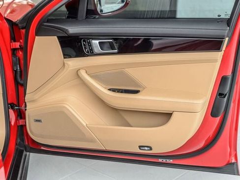Used 2018 Porsche Panamera 4 image 52