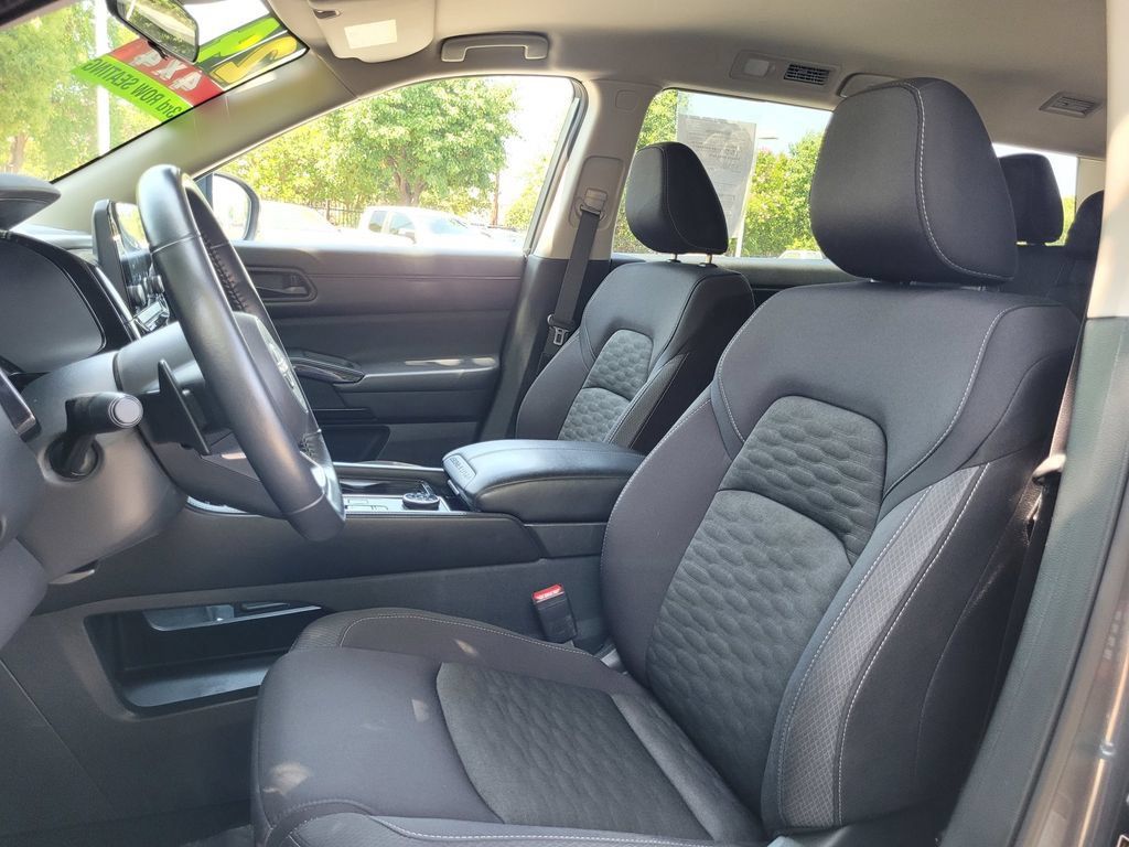 Used 2024 Nissan Pathfinder SV AWD/4WD image 12