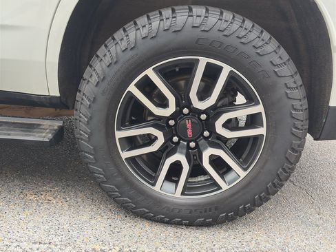 Used 2022 GMC Yukon AT4 w/ AT4 Premium Package AWD/4WD image 34