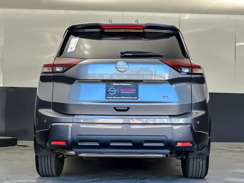 Used 2025 Nissan Rogue SL w/ Tech Package FWD image 4