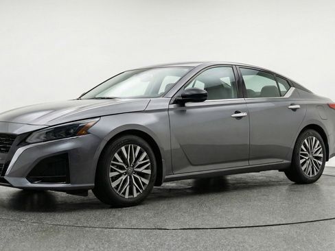 Used 2025 Nissan Altima 2.5 SV image 3