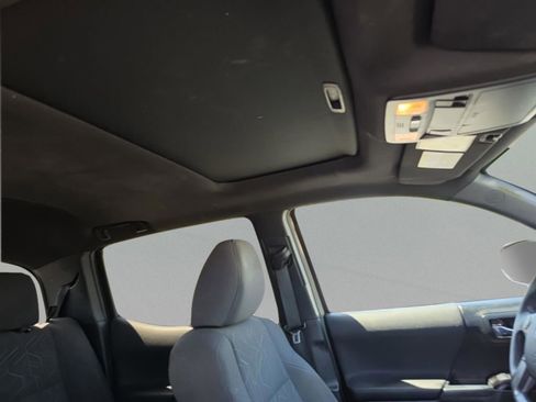 Used 2016 Toyota Tacoma TRD Sport image 29