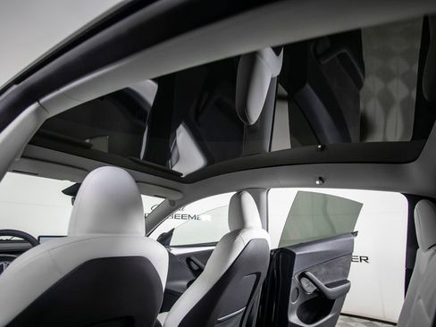 Used 2025 Tesla Model Y Long Range image 26