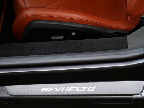 Used 2025 Lamborghini Revuelto AWD/4WD image 14