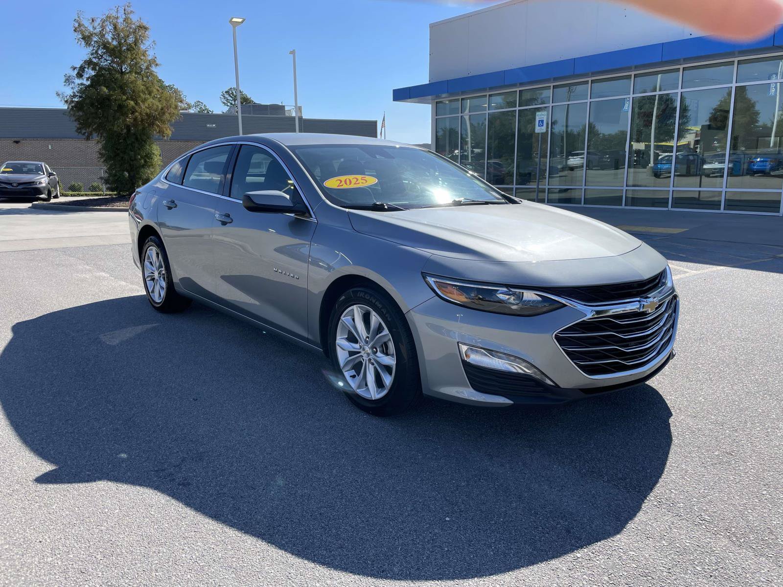 Used 2025 Chevrolet Malibu LT FWD image 1