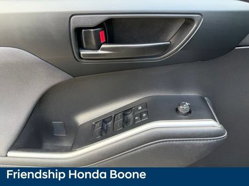Used 2023 Toyota Highlander L AWD/4WD image 15