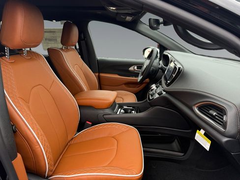 New 2026 Chrysler Pacifica Pinnacle image 15
