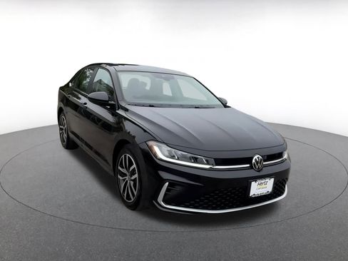 Used 2025 Volkswagen Jetta SE image 3