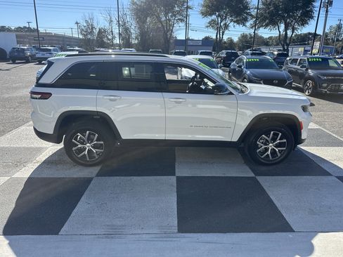 Used 2025 Jeep Grand Cherokee Limited image 3