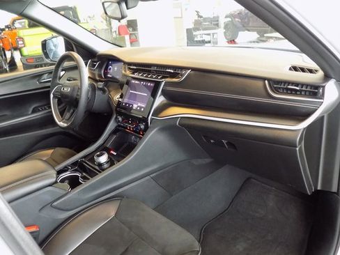 Certified 2023 Jeep Grand Cherokee Altitude image 17