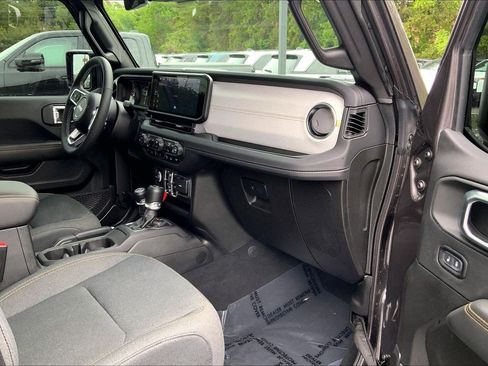 Used 2025 Jeep Wrangler Unlimited Sahara w/ Safety Group AWD/4WD image 14