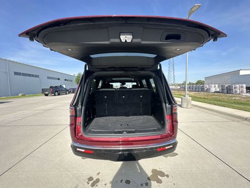 Used 2024 Jeep Wagoneer 4WD w/ Premium Group I image 27