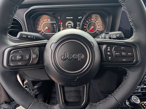 Used 2025 Jeep Wrangler Unlimited Rubicon w/ Convenience Group AWD/4WD image 19