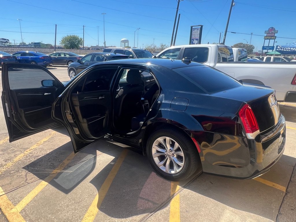 Used 2018 Chrysler 300 Touring RWD image 10