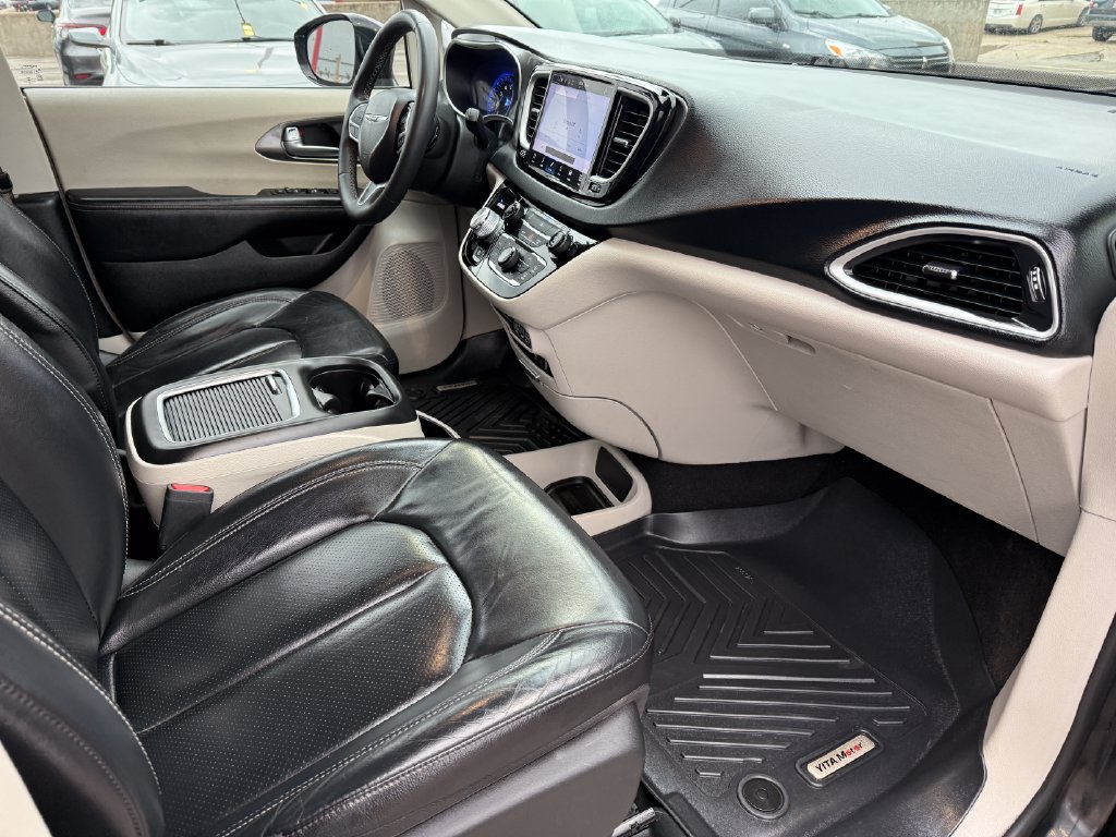 Used 2022 Chrysler Pacifica Touring-L FWD image 3