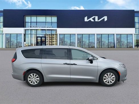 Used 2019 Chrysler Pacifica L image 3