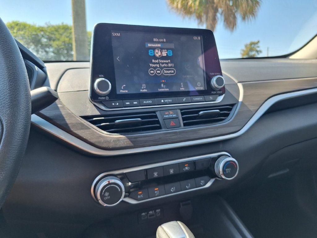 Used 2025 Nissan Altima 2.5 SV FWD image 12