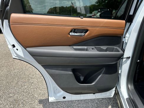 New 2026 Nissan Pathfinder Platinum FWD image 21