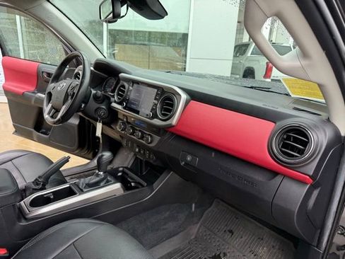 Used 2021 Toyota Tacoma SR5 AWD/4WD image 32