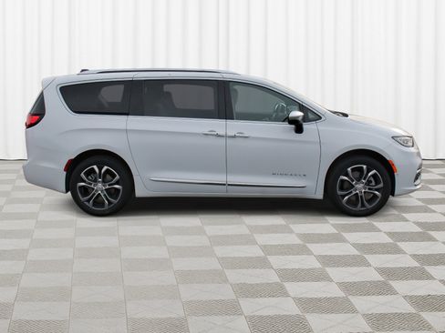 New 2026 Chrysler Pacifica Pinnacle image 34