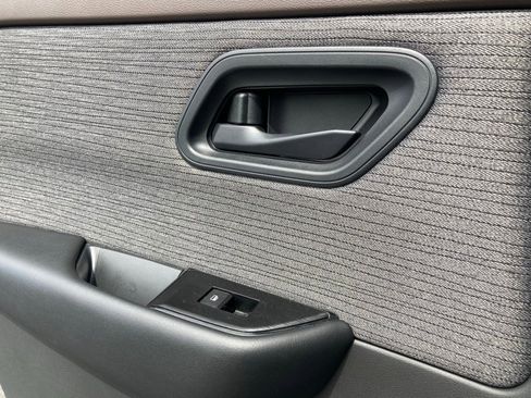 Used 2023 Nissan Rogue S image 11