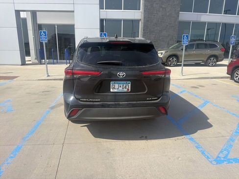 Used 2021 Toyota Highlander XLE AWD/4WD image 16