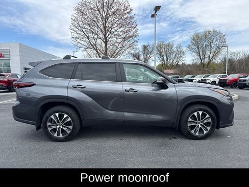 Used 2024 Toyota Highlander XLE AWD/4WD image 11