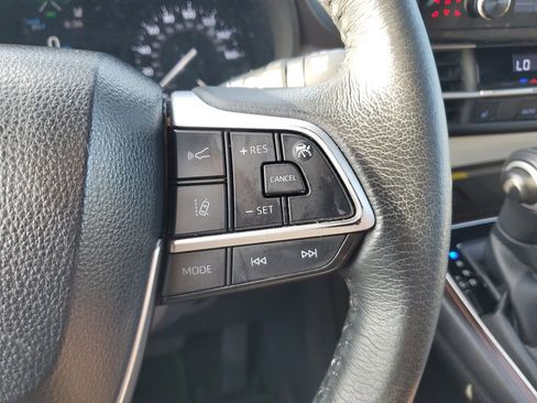 Used 2022 Toyota Sienna XLE w/ XLE Plus Package FWD image 22