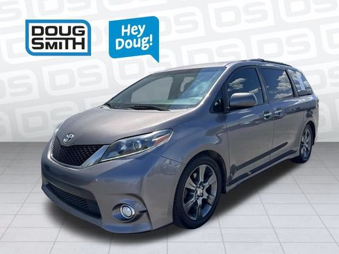 Used 2016 Toyota Sienna SE Premium FWD image 1