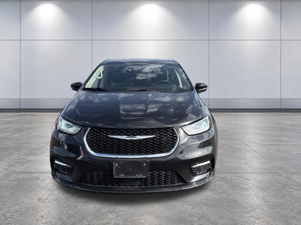Used 2023 Chrysler Pacifica Touring-L FWD image 2