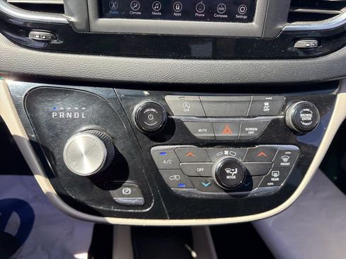 Used 2021 Chrysler Voyager Lxi FWD image 15