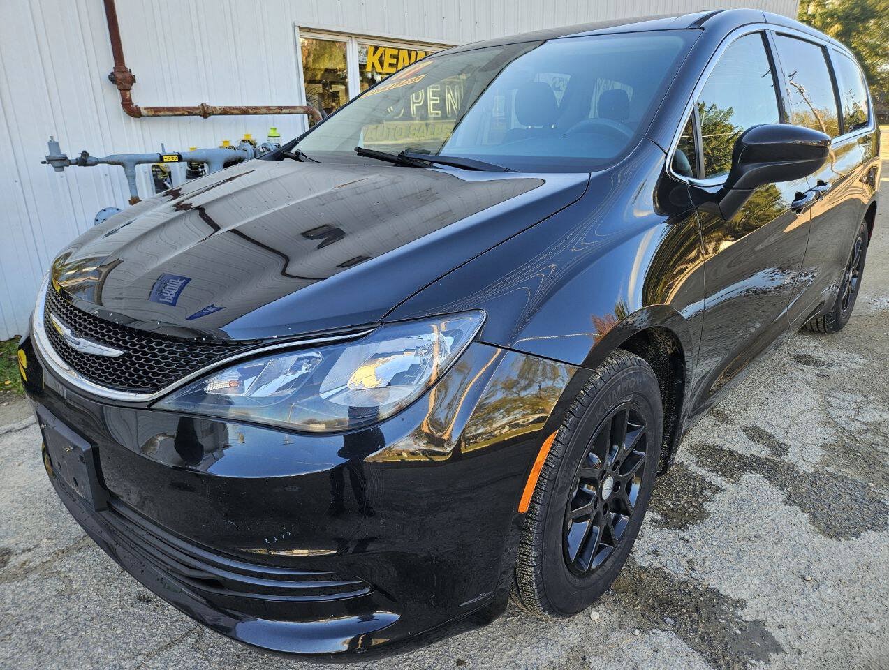 Used 2017 Chrysler Pacifica Touring FWD image 16