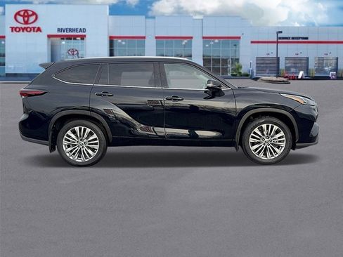 Used 2024 Toyota Highlander Platinum image 3