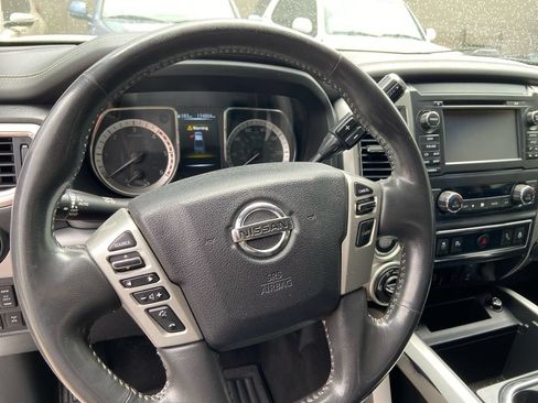 Used 2018 Nissan Titan PRO-4X w/ Pro-4x Convenience Package AWD/4WD image 13