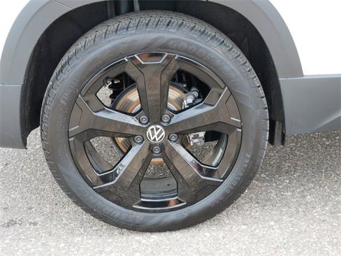 Certified 2025 Volkswagen Taos SE image 9