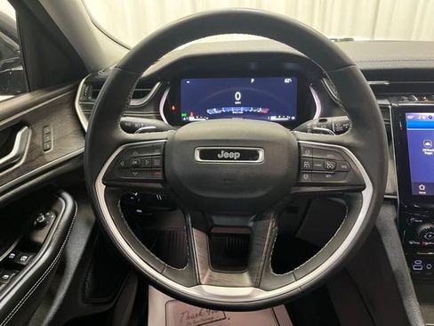 Used 2023 Jeep Grand Cherokee Limited w/ Luxury Tech Group II image 19