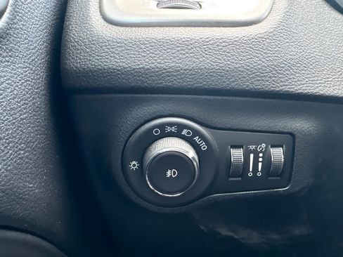 Used 2018 Jeep Compass Latitude w/ Popular Equipment Group FWD image 14