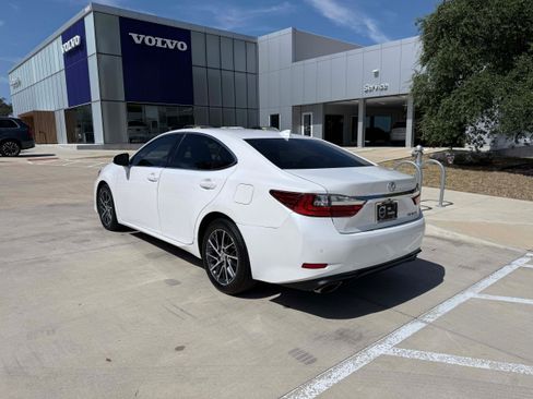 Used 2016 Lexus ES 350 w/ Luxury Package w/Wood Trim FWD image 4
