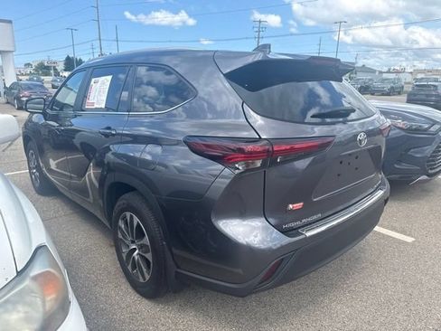 Used 2024 Toyota Highlander XLE AWD/4WD image 6