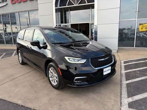 Used 2025 Chrysler Pacifica Select image 8