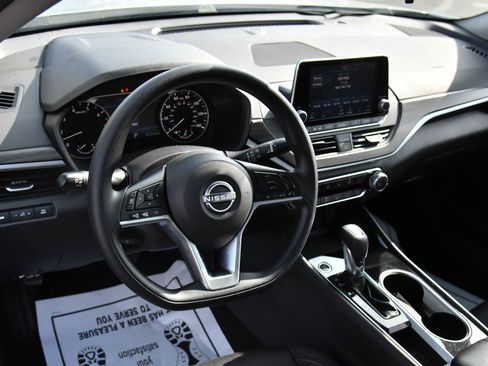 Used 2024 Nissan Altima 2.5 SV FWD image 14