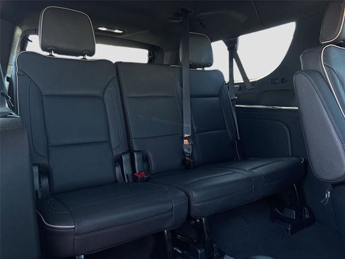 Used 2023 Chevrolet Suburban Premier image 27