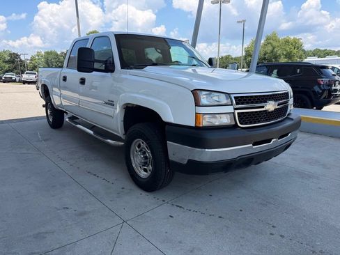 Used 2006 Chevrolet Silverado 2500 LT w/ Heavy-Duty Power Package RWD image 2