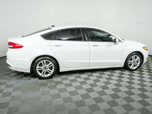 Used 2018 Ford Fusion SE FWD image 2