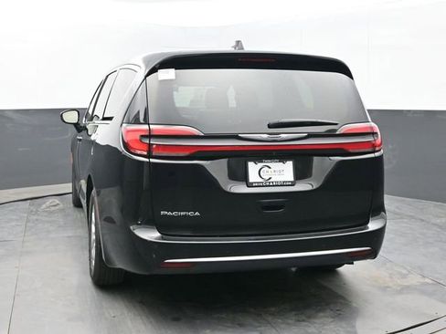 Used 2024 Chrysler Pacifica Touring-L FWD image 4
