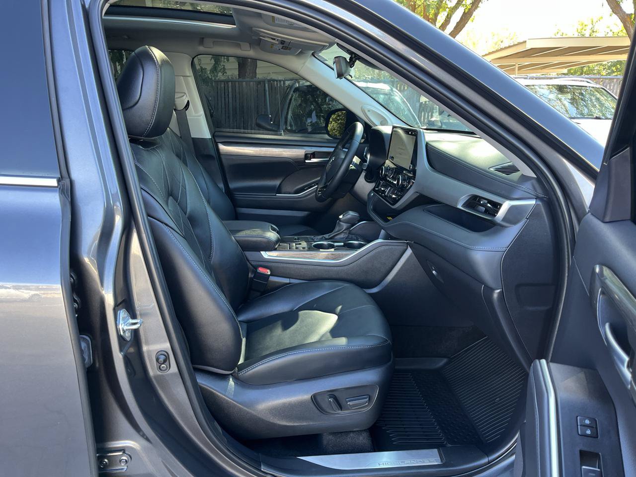 Used 2025 Toyota Highlander Platinum AWD/4WD image 23