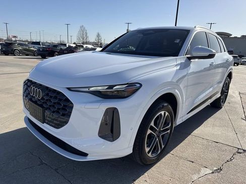 Used 2025 Audi Q5 2.0T Premium w/ Convenience Package image 3