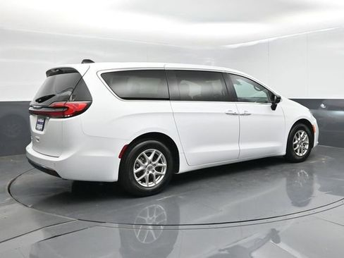 Used 2024 Chrysler Pacifica Touring-L FWD image 8